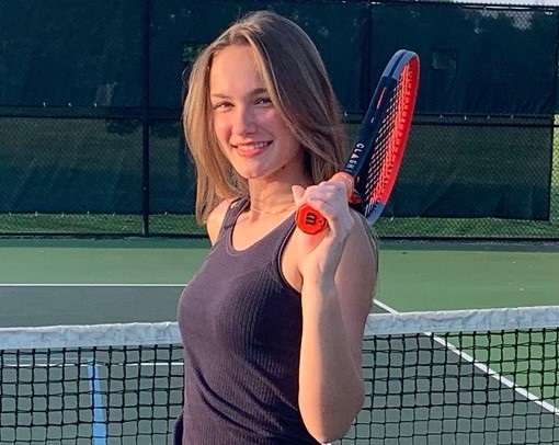 Sofia Tomlin on tennis court